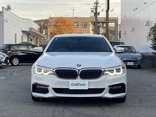 ＢＭＷ ５２３ｄ Mスポーツ 福井県 2019(平31)年 6万km アルピンホワイトⅢ メーカー純正HDDナビゲーション/（CD/DVDS/BT）/フルセグテレビ/360°カメラ/プリクラッシュセーフティ/レーンキープアシスト/アダプティブクルーズコントロール/パーキングアシスト/ヘッドアップディスプレイ/ブラインドスポットモニター/黒革シート/パワーシート/（シートメモリ付き）/シートヒーター/電動リアゲート/純正19インチアルミホイール/ディーゼルターボ/パドルシフト/クリアランスソナー/LEDヘッドライト/LEDフォグランプ/ドライブレコーダー/ETC2.0 （ミラー型）/USBポート/置くだけ充電/ステアリングリモコン/オートライト/オートマチックハイビーム/スマートキー/プッシュスタート/保証書/取扱説明書