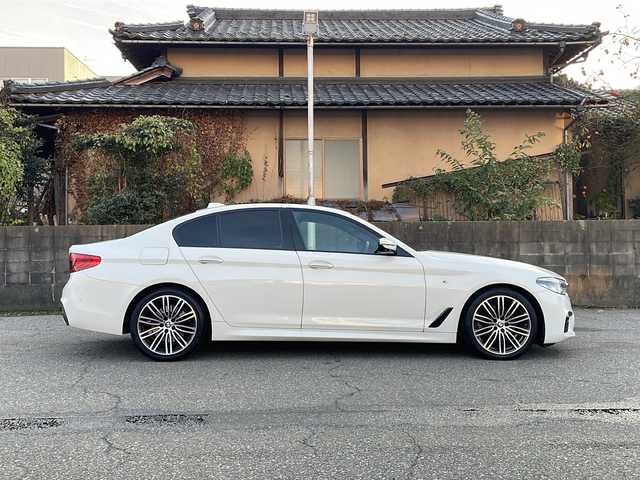 ＢＭＷ ５２３ｄ Mスポーツ 福井県 2019(平31)年 6万km アルピンホワイトⅢ メーカー純正HDDナビゲーション/（CD/DVDS/BT）/フルセグテレビ/360°カメラ/プリクラッシュセーフティ/レーンキープアシスト/アダプティブクルーズコントロール/パーキングアシスト/ヘッドアップディスプレイ/ブラインドスポットモニター/黒革シート/パワーシート/（シートメモリ付き）/シートヒーター/電動リアゲート/純正19インチアルミホイール/ディーゼルターボ/パドルシフト/クリアランスソナー/LEDヘッドライト/LEDフォグランプ/ドライブレコーダー/ETC2.0 （ミラー型）/USBポート/置くだけ充電/ステアリングリモコン/オートライト/オートマチックハイビーム/スマートキー/プッシュスタート/保証書/取扱説明書