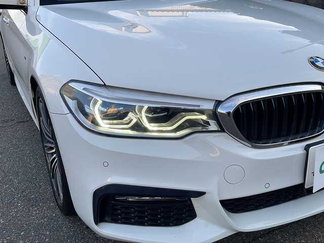 ＢＭＷ ５２３ｄ Mスポーツ 福井県 2019(平31)年 6万km アルピンホワイトⅢ メーカー純正HDDナビゲーション/（CD/DVDS/BT）/フルセグテレビ/360°カメラ/プリクラッシュセーフティ/レーンキープアシスト/アダプティブクルーズコントロール/パーキングアシスト/ヘッドアップディスプレイ/ブラインドスポットモニター/黒革シート/パワーシート/（シートメモリ付き）/シートヒーター/電動リアゲート/純正19インチアルミホイール/ディーゼルターボ/パドルシフト/クリアランスソナー/LEDヘッドライト/LEDフォグランプ/ドライブレコーダー/ETC2.0 （ミラー型）/USBポート/置くだけ充電/ステアリングリモコン/オートライト/オートマチックハイビーム/スマートキー/プッシュスタート/保証書/取扱説明書