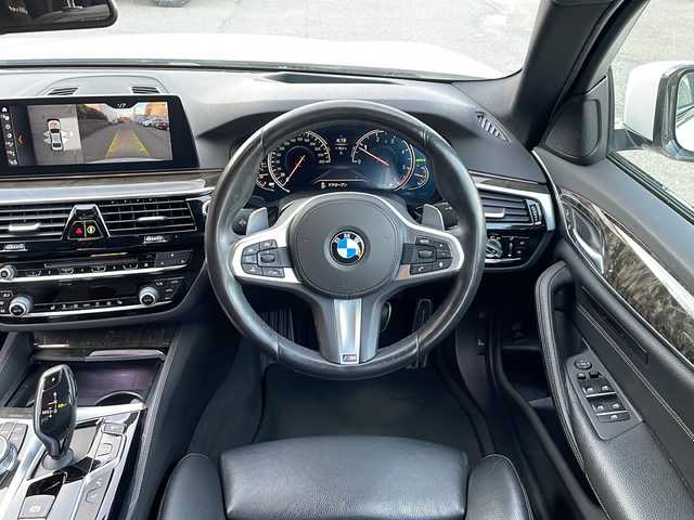 ＢＭＷ ５２３ｄ Mスポーツ 福井県 2019(平31)年 6万km アルピンホワイトⅢ メーカー純正HDDナビゲーション/（CD/DVDS/BT）/フルセグテレビ/360°カメラ/プリクラッシュセーフティ/レーンキープアシスト/アダプティブクルーズコントロール/パーキングアシスト/ヘッドアップディスプレイ/ブラインドスポットモニター/黒革シート/パワーシート/（シートメモリ付き）/シートヒーター/電動リアゲート/純正19インチアルミホイール/ディーゼルターボ/パドルシフト/クリアランスソナー/LEDヘッドライト/LEDフォグランプ/ドライブレコーダー/ETC2.0 （ミラー型）/USBポート/置くだけ充電/ステアリングリモコン/オートライト/オートマチックハイビーム/スマートキー/プッシュスタート/保証書/取扱説明書