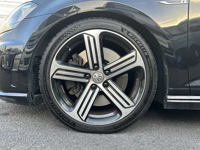 フォルクスワーゲン ゴルフ Ｒ 愛知県 2017(平29)年 12.8万km 黒 /禁煙//純正ナビ/AUX/BT/TV/CD/DVD//黒本革シート/前席シートヒーター//ACC/衝突軽減システム/BSM//バックカメラ//クリアランスソナー//照明付バニティミラー//ハーフレザーシート//横滑り防止システム//革巻きステアリング/ステアリングスイッチ//LEDヘッドライト/フォグ//電動パーキングブレーキ//オートホールド//純正18インチAW//純正フロアマット/ドアバイザー//保証書/取扱説明書