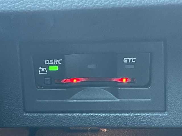 フォルクスワーゲン ゴルフ Ｒ 愛知県 2017(平29)年 12.8万km 黒 /禁煙//純正ナビ/AUX/BT/TV/CD/DVD//黒本革シート/前席シートヒーター//ACC/衝突軽減システム/BSM//バックカメラ//クリアランスソナー//照明付バニティミラー//ハーフレザーシート//横滑り防止システム//革巻きステアリング/ステアリングスイッチ//LEDヘッドライト/フォグ//電動パーキングブレーキ//オートホールド//純正18インチAW//純正フロアマット/ドアバイザー//保証書/取扱説明書