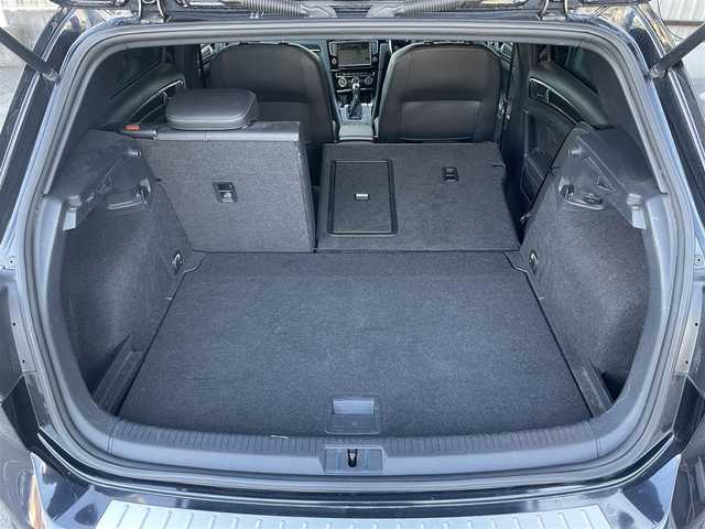 フォルクスワーゲン ゴルフ Ｒ 愛知県 2017(平29)年 12.8万km 黒 /禁煙//純正ナビ/AUX/BT/TV/CD/DVD//黒本革シート/前席シートヒーター//ACC/衝突軽減システム/BSM//バックカメラ//クリアランスソナー//照明付バニティミラー//ハーフレザーシート//横滑り防止システム//革巻きステアリング/ステアリングスイッチ//LEDヘッドライト/フォグ//電動パーキングブレーキ//オートホールド//純正18インチAW//純正フロアマット/ドアバイザー//保証書/取扱説明書