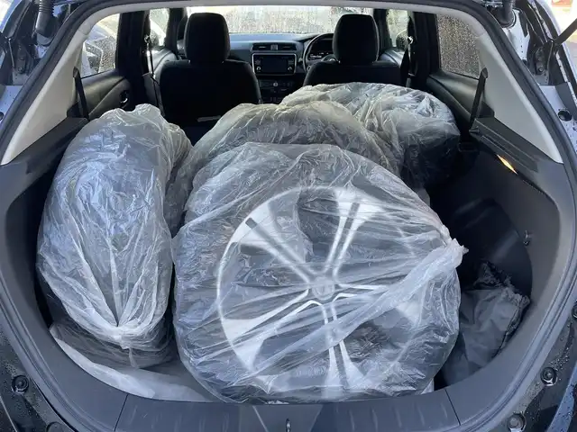 日産 リーフ X 10万台記念車 宮城県 2019(平31)年 4.8万km スーパーブラック 特別仕様車/ワンオーナー/純正メーカーナビ/CD/DVD/BT/フルセグTV/USB/AUX/バックカメラ/プロパイロット/ACC/衝突被害軽減システム/踏み間違い衝突防止アシスト/全席シートヒーター/ステアリングヒーター/eペダル/コーナーセンサー/純正16インチアルミ＆スタッドレス/純正17インチアルミ＆ノーマルタイヤ積込/充電ケーブル積込/スペアキー/保証書＆取扱説明書＆ナビ説明書