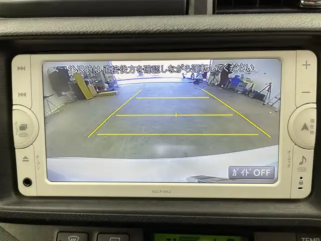 トヨタ アクア G 富山県 2013(平25)年 6万km ライムホワイトパールクリスタルシャイン 純正メモリナビ（NSCP-W62）/ワンセグ/Bluetooth/CD/バックカメラ/ETC/プッシュスタート/スマートキー×２/ウインカーミラー/革巻きステアリング/ステアリングスイッチ/ウインカーミラー/バニティミラー/ヘッドライトレベライザー/純正フロアマット/ドアバイザー
