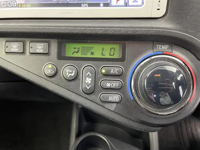 トヨタ アクア G 富山県 2013(平25)年 6万km ライムホワイトパールクリスタルシャイン 純正メモリナビ（NSCP-W62）/ワンセグ/Bluetooth/CD/バックカメラ/ETC/プッシュスタート/スマートキー×２/ウインカーミラー/革巻きステアリング/ステアリングスイッチ/ウインカーミラー/バニティミラー/ヘッドライトレベライザー/純正フロアマット/ドアバイザー