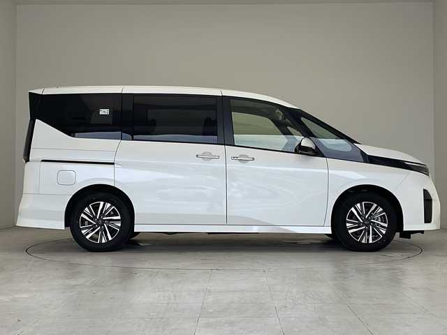 日産 セレナ ハイウェイスター V 愛知県 2023(令5)年 3.4万km プリズムホワイト プロパイロット/衝突軽減システム/純正12.4型ディズプレイオーディオ　ナビあり/全方位カメラ/両側パワースライドドア/クルーズコントロール/Bluetooth/バックカメラ/フルセグ/イージーオープン機能/コーナーセンサー/純正アルミホイール/ETC2.0/ブラインドスポットモニター/LEDヘッドライト/パドルシフト/インテリジェントミラー/リアオートエアコン/オートマチックハイビーム/置くだけ充電機/ステアリングスイッチ/スマートキー/プッシュスタート