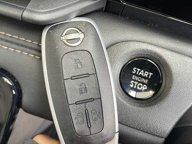 日産 セレナ ハイウェイスター V 愛知県 2023(令5)年 3.4万km プリズムホワイト プロパイロット/衝突軽減システム/純正12.4型ディズプレイオーディオ　ナビあり/全方位カメラ/両側パワースライドドア/クルーズコントロール/Bluetooth/バックカメラ/フルセグ/イージーオープン機能/コーナーセンサー/純正アルミホイール/ETC2.0/ブラインドスポットモニター/LEDヘッドライト/パドルシフト/インテリジェントミラー/リアオートエアコン/オートマチックハイビーム/置くだけ充電機/ステアリングスイッチ/スマートキー/プッシュスタート