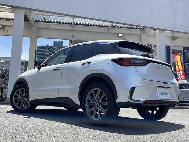 レクサス ＬＢＸ リラックス 宮崎県 2024(令6)年 1.4万km ソニッククォーツ ワンオーナー/純正ナビ/パノラマモニター/ビルトインETC/茶革シート/スマートキー/レーダークルーズコントロール/ヘッドアップディスプレイ/BSM/マークレビンソンサウンドシステム/ＡＣ１００Ｖ１５００Ｗ電源/保証書/取扱説明書