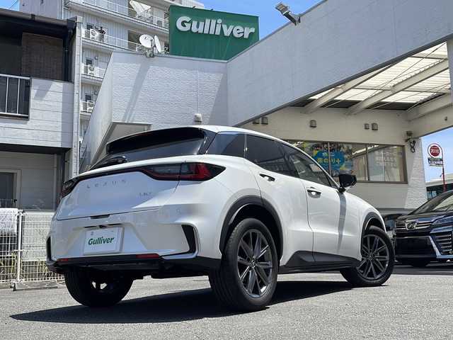 レクサス ＬＢＸ リラックス 宮崎県 2024(令6)年 1.4万km ソニッククォーツ ワンオーナー/純正ナビ/パノラマモニター/ビルトインETC/茶革シート/スマートキー/レーダークルーズコントロール/ヘッドアップディスプレイ/BSM/マークレビンソンサウンドシステム/ＡＣ１００Ｖ１５００Ｗ電源/保証書/取扱説明書