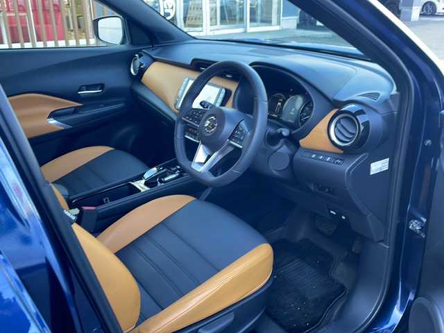 日産 キックス X FOUR ツートーンインテリアED 秋田県 2024(令6)年 3.5万km ダークブルー ワンオーナー/セーフティーアシスト/・プロパイロット/・エマージェンシーブレーキ/・インテリジェントルームミラー/・前方衝突予測警報/・ふらつき警報/・ハイビームアシスト/・車線逸脱防止支援システム/・インテリジェント アラウンドビューモニター/・踏み間違い衝突防止アシスト/純正メモリーナビ/　CD/DVD/SD/USB/　フルセグTV/Bluetooth/ビルトインETC/シートヒーター/２トーンレザーシート/冬タイヤAW付あり/LEDヘッドライト/純正フロアマット/ドアバイザー