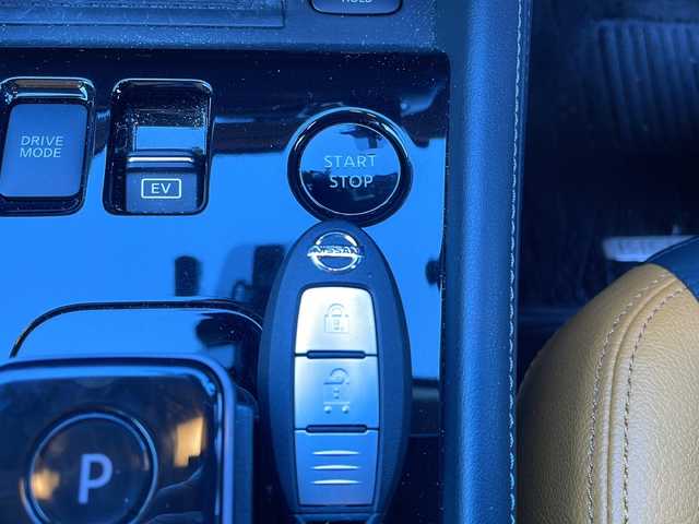 日産 キックス X FOUR ツートーンインテリアED 秋田県 2024(令6)年 3.5万km ダークブルー ワンオーナー/セーフティーアシスト/・プロパイロット/・エマージェンシーブレーキ/・インテリジェントルームミラー/・前方衝突予測警報/・ふらつき警報/・ハイビームアシスト/・車線逸脱防止支援システム/・インテリジェント アラウンドビューモニター/・踏み間違い衝突防止アシスト/純正メモリーナビ/　CD/DVD/SD/USB/　フルセグTV/Bluetooth/ビルトインETC/シートヒーター/２トーンレザーシート/冬タイヤAW付あり/LEDヘッドライト/純正フロアマット/ドアバイザー