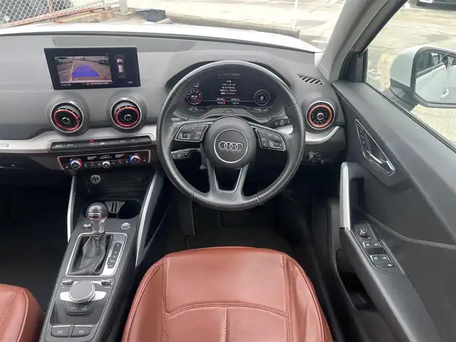 アウディ Ｑ２ 1．0 TFSI スポーツ 広島県 2018(平30)年 5.9万km グレイシアホワイトメタリック アダプティブクルーズコントロール/・プレセンスフロント/・ホールドアシスト/・パーキングシステム/・リアビューカメラ/ドライブセレクト/ボディ同色ホイールアーチ/アイスシルバーメタリックリアピラー/LEDリアコンビネーションランプ/・ダイナミックターンインジケーター/マットブラッシュアルミニウムインパネ加飾/アナログメーター/・ドライバーインファメーションシステム/革巻きステアリングホイール/ブラック/グレーツートーンインデックスクロスシート/ライティングパッケージ/アルミニウムスカッフプレート/アドバンスキーシステム