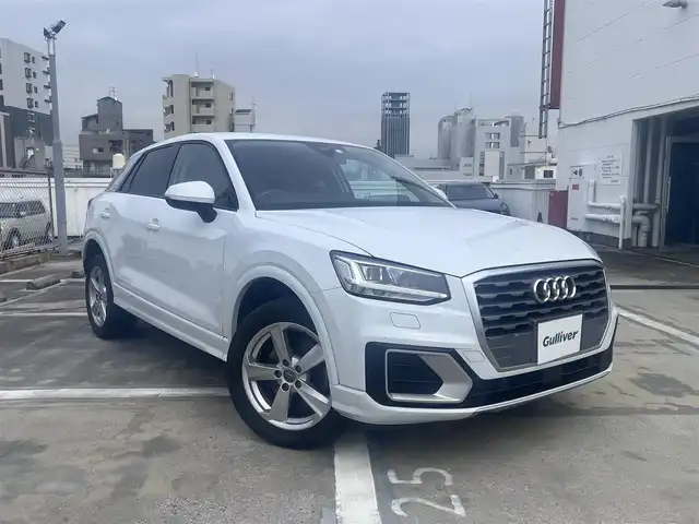 アウディ Ｑ２ 1．0 TFSI スポーツ 広島県 2018(平30)年 5.9万km グレイシアホワイトメタリック アダプティブクルーズコントロール/・プレセンスフロント/・ホールドアシスト/・パーキングシステム/・リアビューカメラ/ドライブセレクト/ボディ同色ホイールアーチ/アイスシルバーメタリックリアピラー/LEDリアコンビネーションランプ/・ダイナミックターンインジケーター/マットブラッシュアルミニウムインパネ加飾/アナログメーター/・ドライバーインファメーションシステム/革巻きステアリングホイール/ブラック/グレーツートーンインデックスクロスシート/ライティングパッケージ/アルミニウムスカッフプレート/アドバンスキーシステム