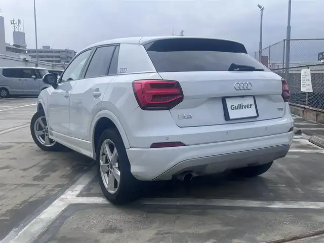 アウディ Ｑ２ 1．0 TFSI スポーツ 広島県 2018(平30)年 5.9万km グレイシアホワイトメタリック アダプティブクルーズコントロール/・プレセンスフロント/・ホールドアシスト/・パーキングシステム/・リアビューカメラ/ドライブセレクト/ボディ同色ホイールアーチ/アイスシルバーメタリックリアピラー/LEDリアコンビネーションランプ/・ダイナミックターンインジケーター/マットブラッシュアルミニウムインパネ加飾/アナログメーター/・ドライバーインファメーションシステム/革巻きステアリングホイール/ブラック/グレーツートーンインデックスクロスシート/ライティングパッケージ/アルミニウムスカッフプレート/アドバンスキーシステム