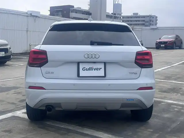 アウディ Ｑ２ 1．0 TFSI スポーツ 広島県 2018(平30)年 5.9万km グレイシアホワイトメタリック アダプティブクルーズコントロール/・プレセンスフロント/・ホールドアシスト/・パーキングシステム/・リアビューカメラ/ドライブセレクト/ボディ同色ホイールアーチ/アイスシルバーメタリックリアピラー/LEDリアコンビネーションランプ/・ダイナミックターンインジケーター/マットブラッシュアルミニウムインパネ加飾/アナログメーター/・ドライバーインファメーションシステム/革巻きステアリングホイール/ブラック/グレーツートーンインデックスクロスシート/ライティングパッケージ/アルミニウムスカッフプレート/アドバンスキーシステム
