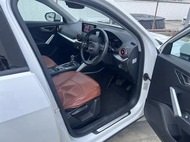 アウディ Ｑ２ 1．0 TFSI スポーツ 広島県 2018(平30)年 5.9万km グレイシアホワイトメタリック アダプティブクルーズコントロール/・プレセンスフロント/・ホールドアシスト/・パーキングシステム/・リアビューカメラ/ドライブセレクト/ボディ同色ホイールアーチ/アイスシルバーメタリックリアピラー/LEDリアコンビネーションランプ/・ダイナミックターンインジケーター/マットブラッシュアルミニウムインパネ加飾/アナログメーター/・ドライバーインファメーションシステム/革巻きステアリングホイール/ブラック/グレーツートーンインデックスクロスシート/ライティングパッケージ/アルミニウムスカッフプレート/アドバンスキーシステム