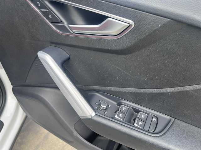 アウディ Ｑ２ 1．0 TFSI スポーツ 広島県 2018(平30)年 5.9万km グレイシアホワイトメタリック アダプティブクルーズコントロール/・プレセンスフロント/・ホールドアシスト/・パーキングシステム/・リアビューカメラ/ドライブセレクト/ボディ同色ホイールアーチ/アイスシルバーメタリックリアピラー/LEDリアコンビネーションランプ/・ダイナミックターンインジケーター/マットブラッシュアルミニウムインパネ加飾/アナログメーター/・ドライバーインファメーションシステム/革巻きステアリングホイール/ブラック/グレーツートーンインデックスクロスシート/ライティングパッケージ/アルミニウムスカッフプレート/アドバンスキーシステム