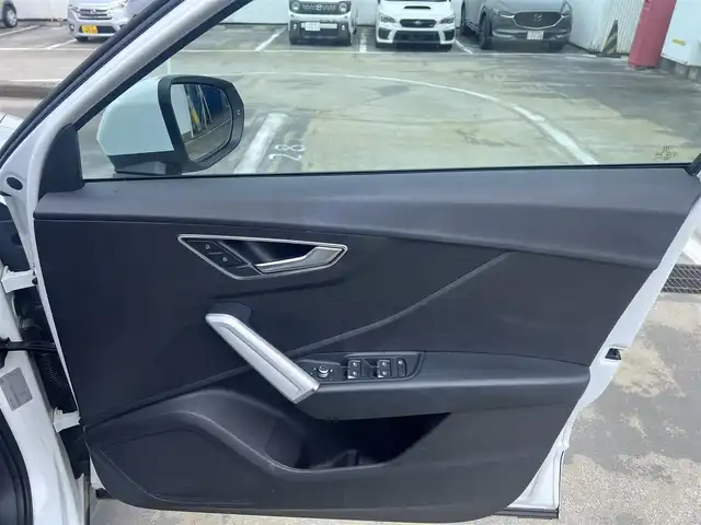 アウディ Ｑ２ 1．0 TFSI スポーツ 広島県 2018(平30)年 5.9万km グレイシアホワイトメタリック アダプティブクルーズコントロール/・プレセンスフロント/・ホールドアシスト/・パーキングシステム/・リアビューカメラ/ドライブセレクト/ボディ同色ホイールアーチ/アイスシルバーメタリックリアピラー/LEDリアコンビネーションランプ/・ダイナミックターンインジケーター/マットブラッシュアルミニウムインパネ加飾/アナログメーター/・ドライバーインファメーションシステム/革巻きステアリングホイール/ブラック/グレーツートーンインデックスクロスシート/ライティングパッケージ/アルミニウムスカッフプレート/アドバンスキーシステム