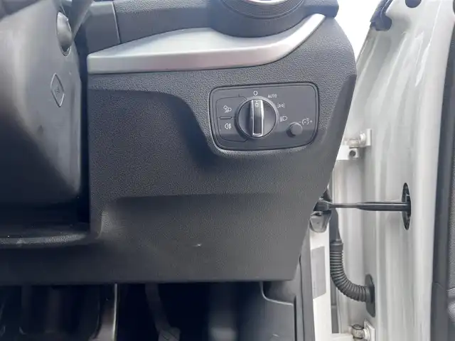 アウディ Ｑ２ 1．0 TFSI スポーツ 広島県 2018(平30)年 5.9万km グレイシアホワイトメタリック アダプティブクルーズコントロール/・プレセンスフロント/・ホールドアシスト/・パーキングシステム/・リアビューカメラ/ドライブセレクト/ボディ同色ホイールアーチ/アイスシルバーメタリックリアピラー/LEDリアコンビネーションランプ/・ダイナミックターンインジケーター/マットブラッシュアルミニウムインパネ加飾/アナログメーター/・ドライバーインファメーションシステム/革巻きステアリングホイール/ブラック/グレーツートーンインデックスクロスシート/ライティングパッケージ/アルミニウムスカッフプレート/アドバンスキーシステム