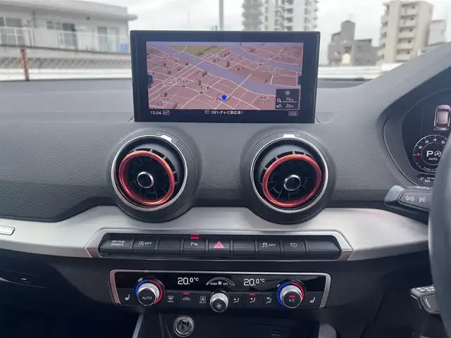 アウディ Ｑ２ 1．0 TFSI スポーツ 広島県 2018(平30)年 5.9万km グレイシアホワイトメタリック アダプティブクルーズコントロール/・プレセンスフロント/・ホールドアシスト/・パーキングシステム/・リアビューカメラ/ドライブセレクト/ボディ同色ホイールアーチ/アイスシルバーメタリックリアピラー/LEDリアコンビネーションランプ/・ダイナミックターンインジケーター/マットブラッシュアルミニウムインパネ加飾/アナログメーター/・ドライバーインファメーションシステム/革巻きステアリングホイール/ブラック/グレーツートーンインデックスクロスシート/ライティングパッケージ/アルミニウムスカッフプレート/アドバンスキーシステム