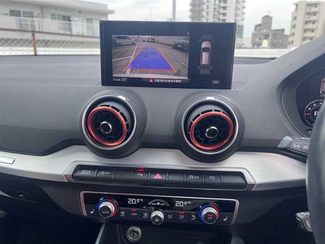 アウディ Ｑ２ 1．0 TFSI スポーツ 広島県 2018(平30)年 5.9万km グレイシアホワイトメタリック アダプティブクルーズコントロール/・プレセンスフロント/・ホールドアシスト/・パーキングシステム/・リアビューカメラ/ドライブセレクト/ボディ同色ホイールアーチ/アイスシルバーメタリックリアピラー/LEDリアコンビネーションランプ/・ダイナミックターンインジケーター/マットブラッシュアルミニウムインパネ加飾/アナログメーター/・ドライバーインファメーションシステム/革巻きステアリングホイール/ブラック/グレーツートーンインデックスクロスシート/ライティングパッケージ/アルミニウムスカッフプレート/アドバンスキーシステム