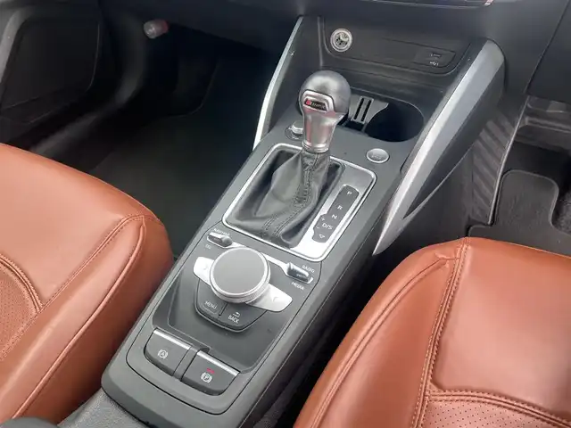 アウディ Ｑ２ 1．0 TFSI スポーツ 広島県 2018(平30)年 5.9万km グレイシアホワイトメタリック アダプティブクルーズコントロール/・プレセンスフロント/・ホールドアシスト/・パーキングシステム/・リアビューカメラ/ドライブセレクト/ボディ同色ホイールアーチ/アイスシルバーメタリックリアピラー/LEDリアコンビネーションランプ/・ダイナミックターンインジケーター/マットブラッシュアルミニウムインパネ加飾/アナログメーター/・ドライバーインファメーションシステム/革巻きステアリングホイール/ブラック/グレーツートーンインデックスクロスシート/ライティングパッケージ/アルミニウムスカッフプレート/アドバンスキーシステム
