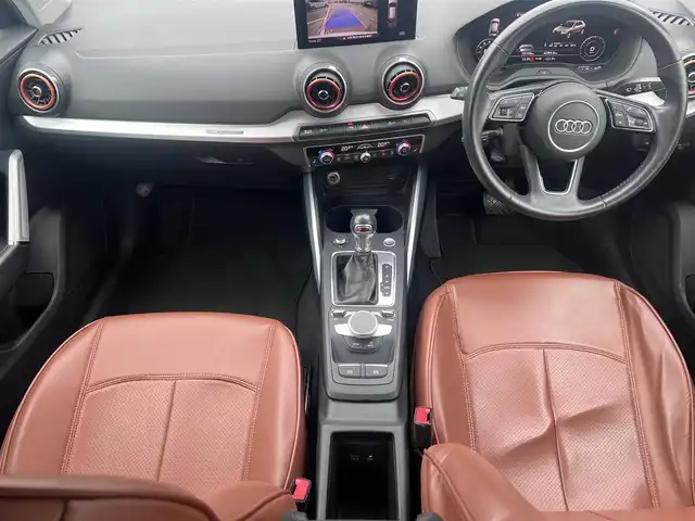 アウディ Ｑ２ 1．0 TFSI スポーツ 広島県 2018(平30)年 5.9万km グレイシアホワイトメタリック アダプティブクルーズコントロール/・プレセンスフロント/・ホールドアシスト/・パーキングシステム/・リアビューカメラ/ドライブセレクト/ボディ同色ホイールアーチ/アイスシルバーメタリックリアピラー/LEDリアコンビネーションランプ/・ダイナミックターンインジケーター/マットブラッシュアルミニウムインパネ加飾/アナログメーター/・ドライバーインファメーションシステム/革巻きステアリングホイール/ブラック/グレーツートーンインデックスクロスシート/ライティングパッケージ/アルミニウムスカッフプレート/アドバンスキーシステム