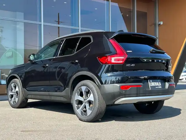 ボルボ ボルボ ＸＣ４０ アルティメット B4 AWD 岐阜県 2022(令4)年 1.8万km ブラック 衝突回避・被害軽減ブレーキシステム/歩行者・サイクリスト・大型動物検知機能/インターセクション・サポート（右折時対向車検知機能）/対向車対応機能/オンカミング・レーン・ミティゲーション（対向車線衝突回避支援)/レーン・キーピング・エイド/ドライバー・アラート・コントロール/ロード・サイン・インフォメーション/ランオフロード・ミティゲーション（道路逸脱回避支援機能）/リア衝突回避・被害軽減ブレーキシス/パイロット・アシスト（車線維持支援機能）/全車速追従機能付ACC/ステアリング・アシスト付BLIS/ブラインドスポット・インフォメーション・システム/衝突回避・被害軽減ブレーキ機能付CTA/被追突時警告機能/タッチスクリーン式センターディスプレイ/ワイヤレス・スマートフォン・チャージ/Google Apps and Services /ナビゲーションシステム - Google マップ/Bluetooth/360°カメラ