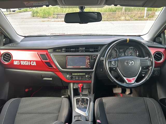 トヨタ オーリス 180G Sパッケージ 石川県 2013(平25)年 15.1万km レッドマイカメタリック シャア専用仕様/【ナビ/アルミホイル/スポイラー/フロアマット/ステッカー類各種】/純正メモリナビゲーション/【CD・DVD・Bluetooth・フルセグTV】/型番：NSZT-W62G/バックカメラ/ビルトインETC/HIDヘッドライト/・オートライト/・フォグランプ/スマートキー/・プッシュスタート/・スペアキー/電動格納ミラー/・ウインカーミラー/横滑り防止装置/ステアリングリモコン/純正ドアバイザー/純正フロアマット/取扱説明書/新車時保証書