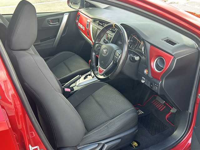 トヨタ オーリス 180G Sパッケージ 石川県 2013(平25)年 15.1万km レッドマイカメタリック シャア専用仕様/【ナビ/アルミホイル/スポイラー/フロアマット/ステッカー類各種】/純正メモリナビゲーション/【CD・DVD・Bluetooth・フルセグTV】/型番：NSZT-W62G/バックカメラ/ビルトインETC/HIDヘッドライト/・オートライト/・フォグランプ/スマートキー/・プッシュスタート/・スペアキー/電動格納ミラー/・ウインカーミラー/横滑り防止装置/ステアリングリモコン/純正ドアバイザー/純正フロアマット/取扱説明書/新車時保証書