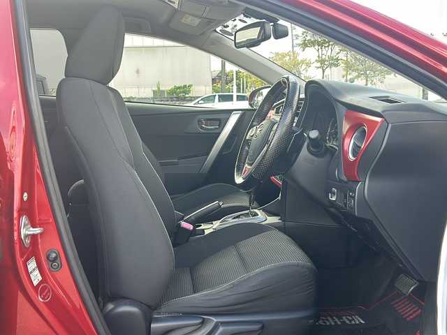 トヨタ オーリス 180G Sパッケージ 石川県 2013(平25)年 15.1万km レッドマイカメタリック シャア専用仕様/【ナビ/アルミホイル/スポイラー/フロアマット/ステッカー類各種】/純正メモリナビゲーション/【CD・DVD・Bluetooth・フルセグTV】/型番：NSZT-W62G/バックカメラ/ビルトインETC/HIDヘッドライト/・オートライト/・フォグランプ/スマートキー/・プッシュスタート/・スペアキー/電動格納ミラー/・ウインカーミラー/横滑り防止装置/ステアリングリモコン/純正ドアバイザー/純正フロアマット/取扱説明書/新車時保証書