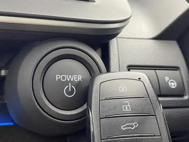 トヨタ プリウス Z 宮城県 2023(令5)年 2.3万km グレーＭ パノラマルーフ　/デジタルインナーミラー　/純正１２型コネクティッドナビ　/パノラミックビューモニター　/アダプティブクルーズコントロール/プリクラッシュセーフティ/レーントレーシングアシスト/オートマチックハイビーム/LEDヘッドランプ/アドバンスドパーク　/クリアランスソナー/ＢＳＭ　/ＲＣＴＡ　/ワイヤレス充電　/リアフォグランプ　/パワーバックドア　/ＥＴＣ２．０/シートヒーター/ベンチレーション/禁煙車/スペアタイヤ