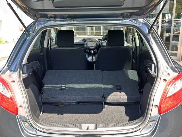 マツダ デミオ 13C－V HIDエディション 静岡県 2011(平23)年 6.9万km メトロポリタングレーマイカ 社外ナビゲーション/バックカメラ　/ＣＤ／ＤＶＤ　/Ｂｌｕｅｔｏｏｔｈ　/ＥＴＣ　/フルセグＴＶ　/オートライト　/プッシュスタート　/キセノンヘッドライト　/フォグランプ　/純正フロアマット　/社外アルミホイール/Wエアバック
