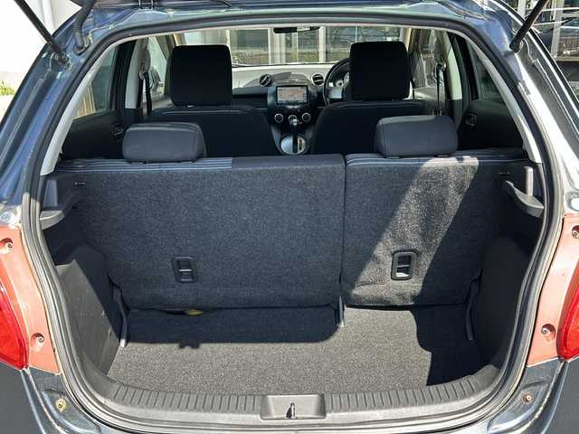 マツダ デミオ 13C－V HIDエディション 静岡県 2011(平23)年 6.9万km メトロポリタングレーマイカ 社外ナビゲーション/バックカメラ　/ＣＤ／ＤＶＤ　/Ｂｌｕｅｔｏｏｔｈ　/ＥＴＣ　/フルセグＴＶ　/オートライト　/プッシュスタート　/キセノンヘッドライト　/フォグランプ　/純正フロアマット　/社外アルミホイール/Wエアバック