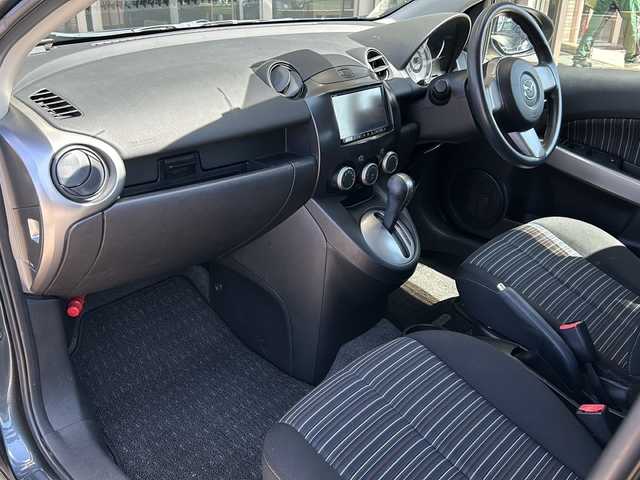 マツダ デミオ 13C－V HIDエディション 静岡県 2011(平23)年 6.9万km メトロポリタングレーマイカ 社外ナビゲーション/バックカメラ　/ＣＤ／ＤＶＤ　/Ｂｌｕｅｔｏｏｔｈ　/ＥＴＣ　/フルセグＴＶ　/オートライト　/プッシュスタート　/キセノンヘッドライト　/フォグランプ　/純正フロアマット　/社外アルミホイール/Wエアバック