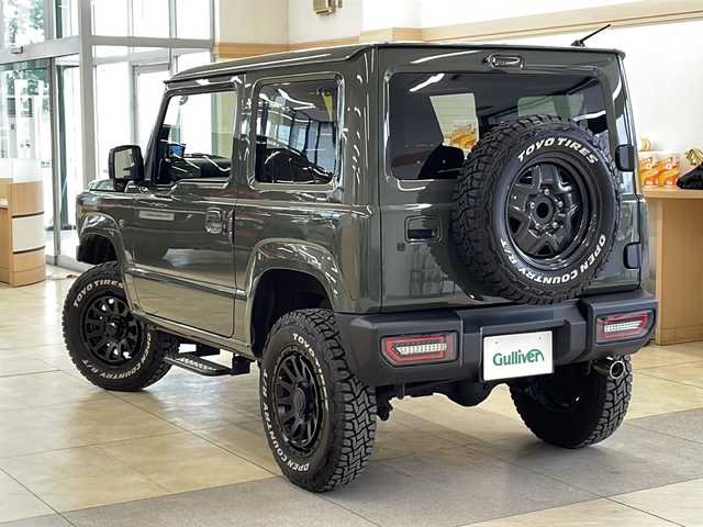 スズキ ジムニー XL 道央・札幌 2023(令5)年 1.4万km ジャングルグリーン ・ワンオーナー/・インタークーラーターボ/・5速MT車/・横滑り防止装置/・アイドリングストップ/・社外スプリング1.5インチリフトアップ/・社外16インチAW/・社外テールレンズ/・社外フロントカメラ/・社外SDナビ(BT.DVD.CD.地デジ)/・社外前方ドライブレコーダー/・社外マフラー/・社外ドアハンドルプロテクター(JAOS)/・社外フロアマット/・E T C