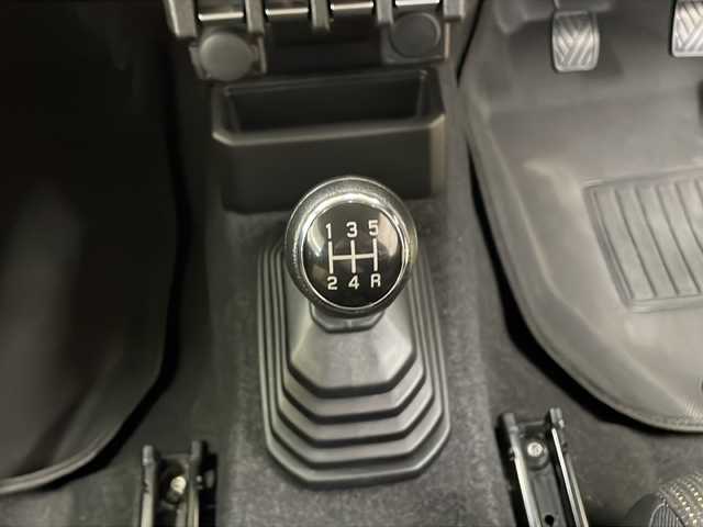 スズキ ジムニー XL 道央・札幌 2023(令5)年 1.4万km ジャングルグリーン ・ワンオーナー/・インタークーラーターボ/・5速MT車/・横滑り防止装置/・アイドリングストップ/・社外スプリング1.5インチリフトアップ/・社外16インチAW/・社外テールレンズ/・社外フロントカメラ/・社外SDナビ(BT.DVD.CD.地デジ)/・社外前方ドライブレコーダー/・社外マフラー/・社外ドアハンドルプロテクター(JAOS)/・社外フロアマット/・E T C