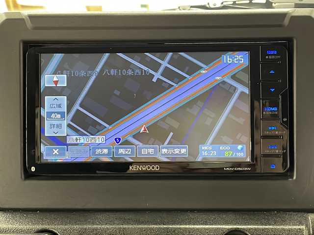 スズキ ジムニー XL 道央・札幌 2023(令5)年 1.4万km ジャングルグリーン ・ワンオーナー/・インタークーラーターボ/・5速MT車/・横滑り防止装置/・アイドリングストップ/・社外スプリング1.5インチリフトアップ/・社外16インチAW/・社外テールレンズ/・社外フロントカメラ/・社外SDナビ(BT.DVD.CD.地デジ)/・社外前方ドライブレコーダー/・社外マフラー/・社外ドアハンドルプロテクター(JAOS)/・社外フロアマット/・E T C