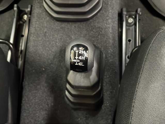 スズキ ジムニー XL 道央・札幌 2023(令5)年 1.4万km ジャングルグリーン ・ワンオーナー/・インタークーラーターボ/・5速MT車/・横滑り防止装置/・アイドリングストップ/・社外スプリング1.5インチリフトアップ/・社外16インチAW/・社外テールレンズ/・社外フロントカメラ/・社外SDナビ(BT.DVD.CD.地デジ)/・社外前方ドライブレコーダー/・社外マフラー/・社外ドアハンドルプロテクター(JAOS)/・社外フロアマット/・E T C