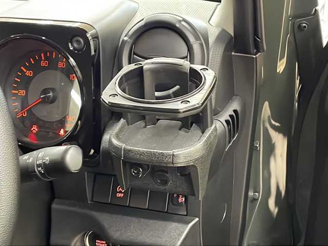 スズキ ジムニー XL 道央・札幌 2023(令5)年 1.4万km ジャングルグリーン ・ワンオーナー/・インタークーラーターボ/・5速MT車/・横滑り防止装置/・アイドリングストップ/・社外スプリング1.5インチリフトアップ/・社外16インチAW/・社外テールレンズ/・社外フロントカメラ/・社外SDナビ(BT.DVD.CD.地デジ)/・社外前方ドライブレコーダー/・社外マフラー/・社外ドアハンドルプロテクター(JAOS)/・社外フロアマット/・E T C
