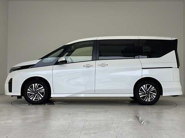 日産 セレナ ハイウェイスター V 愛知県 2023(令5)年 5.2万km プリズムホワイト 衝突被害軽減ブレーキ/純正12.4インチディスプレイオーディオ（ナビあり）/全方位カメラ/両側パワースライドドア/クルーズコントロール/フルセグTV/Bluetooth/バックカメラ/コーナーセンサー/純正アルミホイール/ブラインドスポットモニター/LEDヘッドライト/パドルシフト/インテリジェントミラー/リアオートエアコン/オートマチックハイビーム/置くだけ充電器/ETC2.0/ステアリングスイッチ/スマートキー/プッシュスタート