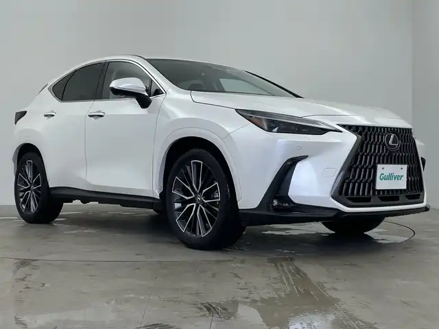 レクサス ＮＸ 350h バージョンL 鹿児島県 2023(令5)年 3.6万km ソニッククォーツ サンルーフ/純正ナビ付ディスプレイオーディオ/（Bluetooth/フルセグTV）/パノラミックビューモニター/レザーシート/パワーシート/シートヒーター/メモリシート(D)/電動リアゲート/電動サイドブレーキ/オートホールド/ビルトインETC2.0/BSM/ビルドインETC/WCO/SPORT/EVモード/革巻きステアリング/ステアリングスイッチ/パドルシフト/Autoライト/前後ドライブレコーダー/三眼LEDヘッドライト/デジタルインナーミラー/フォグ/クリアランスソナー/シーケンシャルウィンカー/ヘッドアップディスプレイ/電動格納ミラー/ウィンカーミラー/スマートキー/スペアキー(2本)/プッシュスタートボタン/純正フロアマット/純正アルミホイール