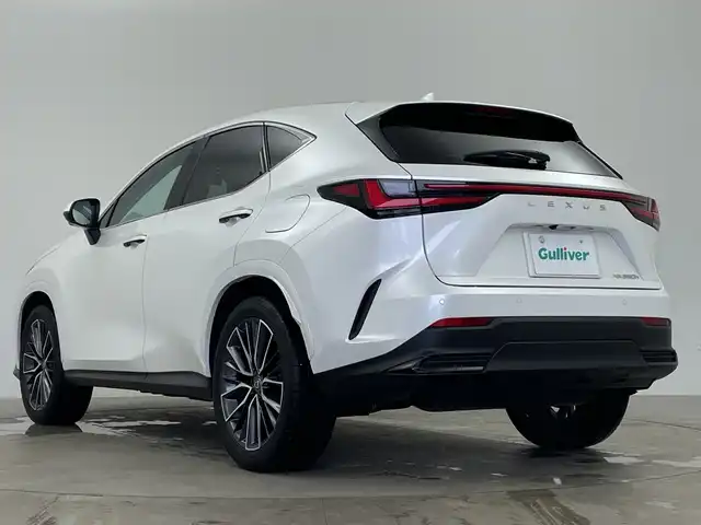 レクサス ＮＸ 350h バージョンL 鹿児島県 2023(令5)年 3.6万km ソニッククォーツ サンルーフ/純正ナビ付ディスプレイオーディオ/（Bluetooth/フルセグTV）/パノラミックビューモニター/レザーシート/パワーシート/シートヒーター/メモリシート(D)/電動リアゲート/電動サイドブレーキ/オートホールド/ビルトインETC2.0/BSM/ビルドインETC/WCO/SPORT/EVモード/革巻きステアリング/ステアリングスイッチ/パドルシフト/Autoライト/前後ドライブレコーダー/三眼LEDヘッドライト/デジタルインナーミラー/フォグ/クリアランスソナー/シーケンシャルウィンカー/ヘッドアップディスプレイ/電動格納ミラー/ウィンカーミラー/スマートキー/スペアキー(2本)/プッシュスタートボタン/純正フロアマット/純正アルミホイール