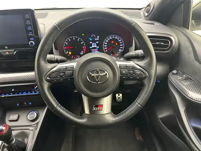 トヨタ ＧＲヤリス RZ ハイパフォーマンス 兵庫県 2021(令3)年 2万km プラチナホワイトパールマイカ ・純正ディスプレイオーディオ/・バックカメラ/・フルセグTV/・ETC/・JBLサウンド/・6速MT/・純正18インチアルミホイール/・衝突軽減ブレーキ/・レーンキープアシスト/・追従クルーズコントロール/・BSM/・ヘッドアップディスプレイ/・アイドリングストップ/・LEDヘッドライト/・LEDフォグランプ/・オートライト/・オートハイビーム/・コーナーセンサー/・社外リアウイング/・社外ボンネット(純正ボンネット積み込み)/・スマートキー/・スペアキー1本/・プッシュスタート