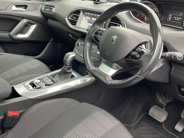 プジョー ３０８ SW アリュール ブルーHDi 広島県 2017(平29)年 3.1万km ビアンカホワイト スカイルーフ/純正ディスプレイオーディオ【AM/FM/CD】/バックカメラ/ETC/ドライブレコーダー/横滑り防止装置/クルーズコントロール/パドルシフト/前後コーナーセンサー/LEDヘッドライト/オートワイパー/オートライト/フォグランプ/純正フロアマット/プッシュスタート/スマートキー/スペアキー