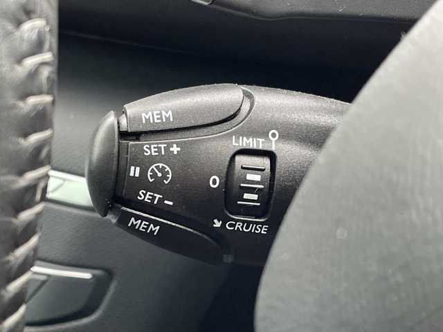 プジョー ３０８ SW アリュール ブルーHDi 広島県 2017(平29)年 3.1万km ビアンカホワイト スカイルーフ/純正ディスプレイオーディオ【AM/FM/CD】/バックカメラ/ETC/ドライブレコーダー/横滑り防止装置/クルーズコントロール/パドルシフト/前後コーナーセンサー/LEDヘッドライト/オートワイパー/オートライト/フォグランプ/純正フロアマット/プッシュスタート/スマートキー/スペアキー