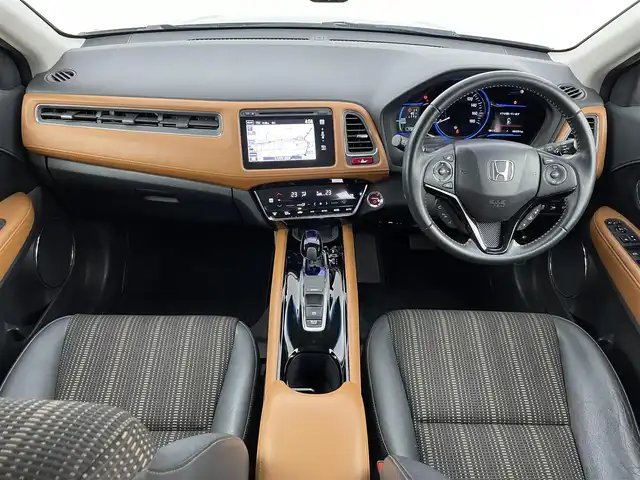 ホンダ ヴェゼル ハイブリッド Z 福岡県 2015(平27)年 8.5万km ティンテッドシルバーM メーカーオプションナビ　/バックカメラ　/ビルトインＥＴＣ　/クルーズコントロール　/シティブレーキアクティブシステム　/パドルシフト　/ハーフレザーシート　/シートヒーター　/純正１７インチＡＷ　/ＬＥＤヘッドライト