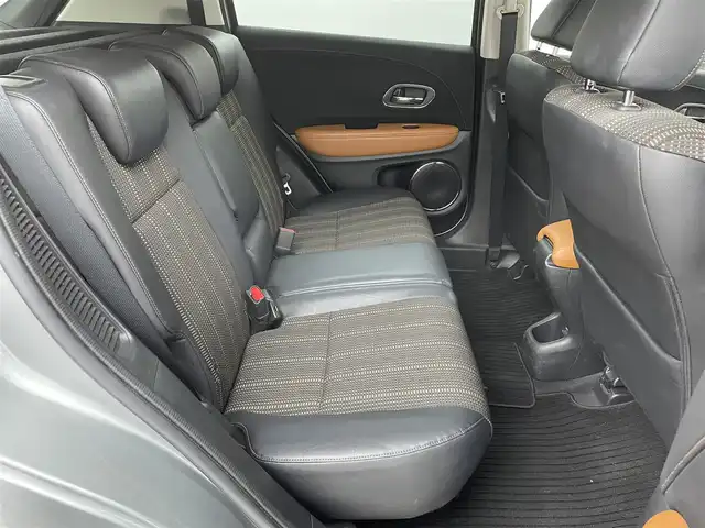 ホンダ ヴェゼル ハイブリッド Z 福岡県 2015(平27)年 8.5万km ティンテッドシルバーM メーカーオプションナビ　/バックカメラ　/ビルトインＥＴＣ　/クルーズコントロール　/シティブレーキアクティブシステム　/パドルシフト　/ハーフレザーシート　/シートヒーター　/純正１７インチＡＷ　/ＬＥＤヘッドライト