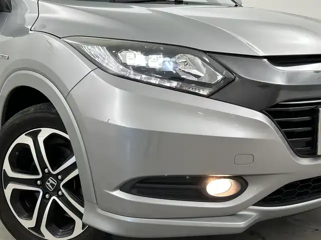 ホンダ ヴェゼル ハイブリッド Z 福岡県 2015(平27)年 8.5万km ティンテッドシルバーM メーカーオプションナビ　/バックカメラ　/ビルトインＥＴＣ　/クルーズコントロール　/シティブレーキアクティブシステム　/パドルシフト　/ハーフレザーシート　/シートヒーター　/純正１７インチＡＷ　/ＬＥＤヘッドライト